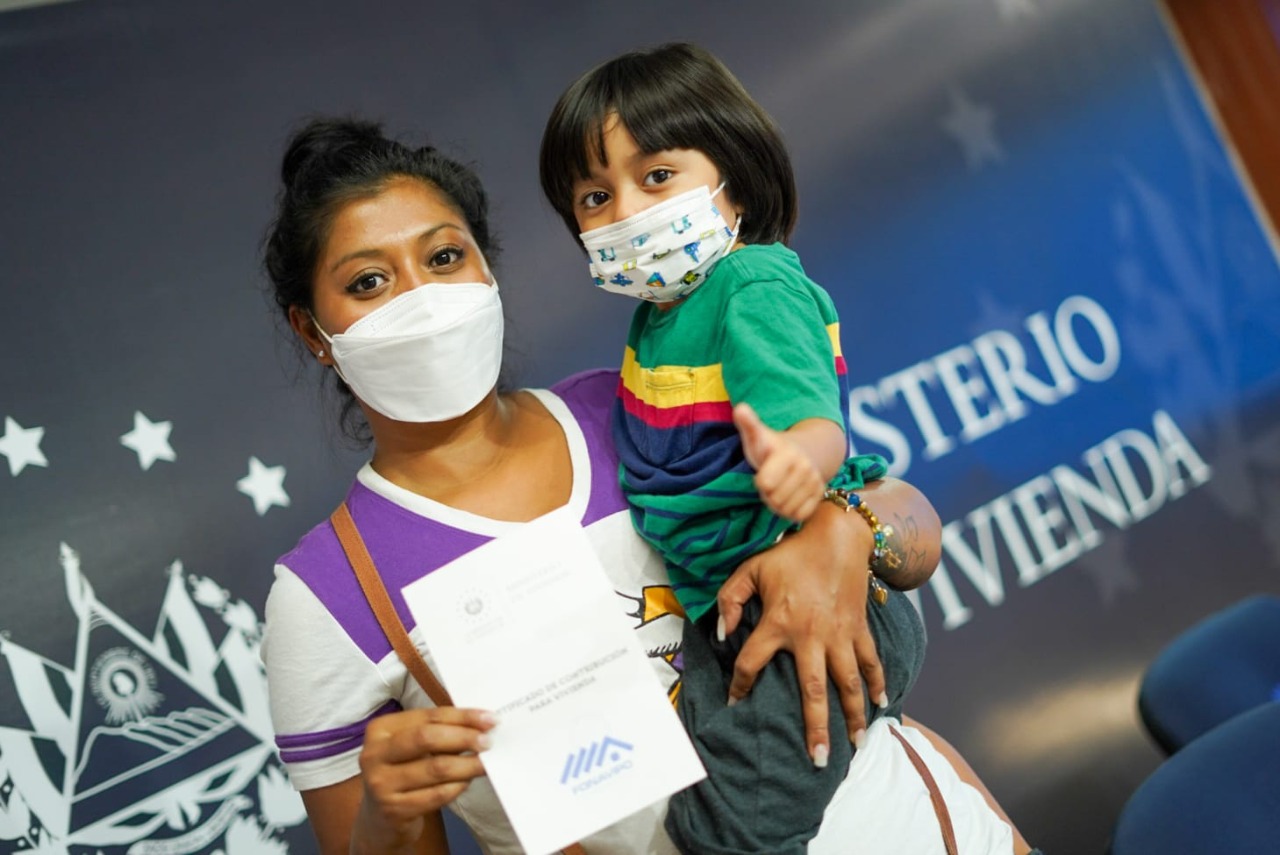 entrega-de-escrituras-de-propiedad-ha-beneficiado-en-un-63-a-mujeres